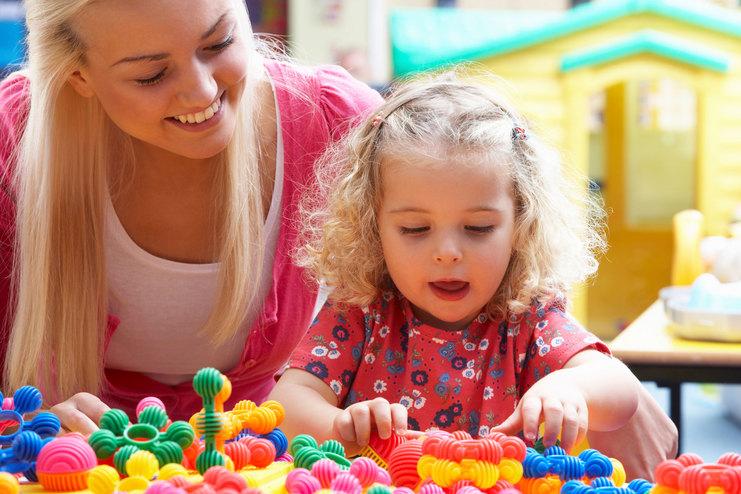 Mosecker minis Betreuung Kind und Betreuerin mit bunten Bällen