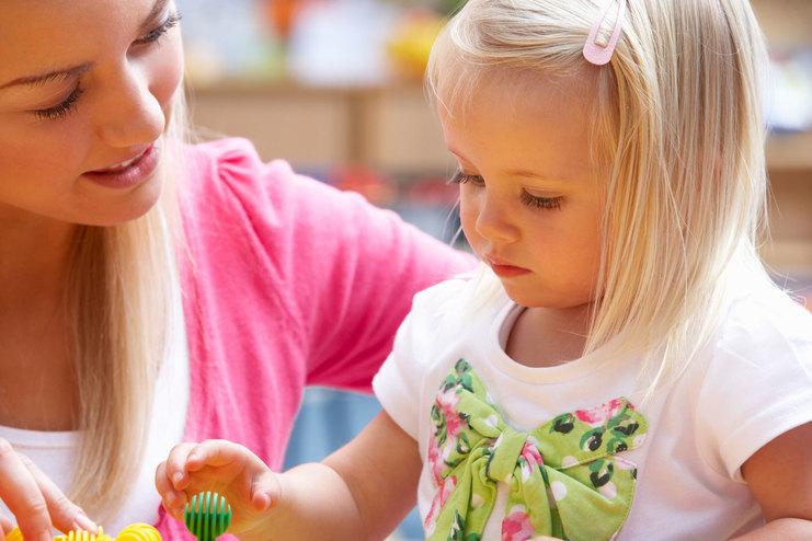 Mosecker minis Kind Mädchen mit Bertreuerin